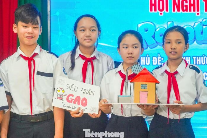  "Chương trình đồng thời hướng đến việc thu hẹp khoảng cách tiếp cận công nghệ giữa khu vực thành thị và miền núi, thúc đẩy quyền tham gia của trẻ em trong lĩnh vực STEAM﻿ và tạo môi trường để học sinh đưa những ý tưởng của mình vào các vấn đề gắn với cộng đồng", anh Hùng nói. 