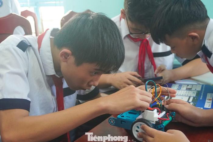 Bên cạnh việc làm quen với Robotics, học sinh được hướng dẫn nhận diện những vấn đề thực tiễn tại nơi mình sinh sống. Các chủ đề được đặt ra có thể liên quan đến thiên tai, môi trường, nông nghiệp, giao thông miền núi và những vấn đề khác trong đời sống cộng đồng.