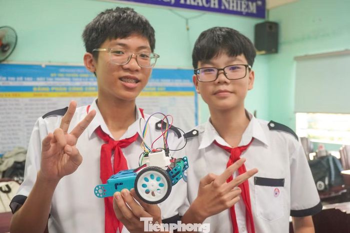 Đồng hành cùng học sinh trong chuỗi hoạt động là đội ngũ chuyên gia, giảng viên đến từ Viện Nghiên cứu và Đào tạo Việt – Anh (Đại học Đà Nẵng) và lực lượng tình nguyện viên là sinh viên ngành công nghệ thông tin. Các chuyên gia trực tiếp hướng dẫn học sinh trong quá trình tìm hiểu kiến thức, thực hành Robotics và phát triển dự án.