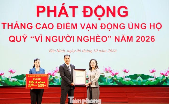 Lãnh đạo Thành ủy và Mặt trận Tổ quốc thành phố Bắc Ninh tiếp nhận từ tổ chức biển đăng ký tiền ủng hộ Quỹ "Vì người nghèo".