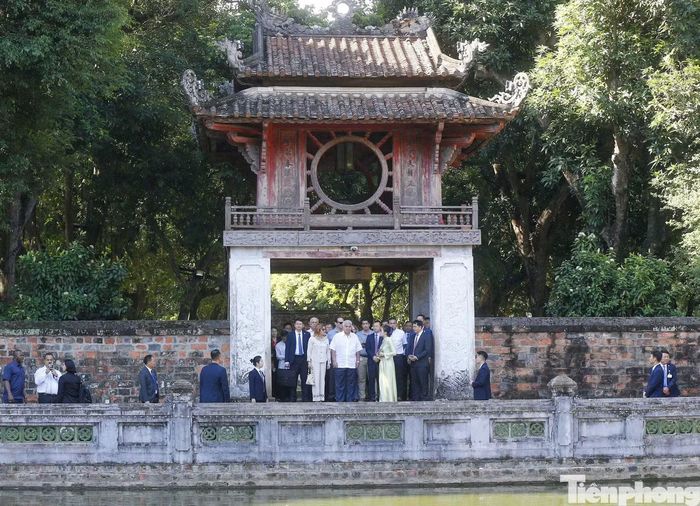 Tổng thống Panama và Phu nhân dừng lại ở Khuê Văn Các, nghe giới thiệu về khu di tích. Ảnh: Như Ý