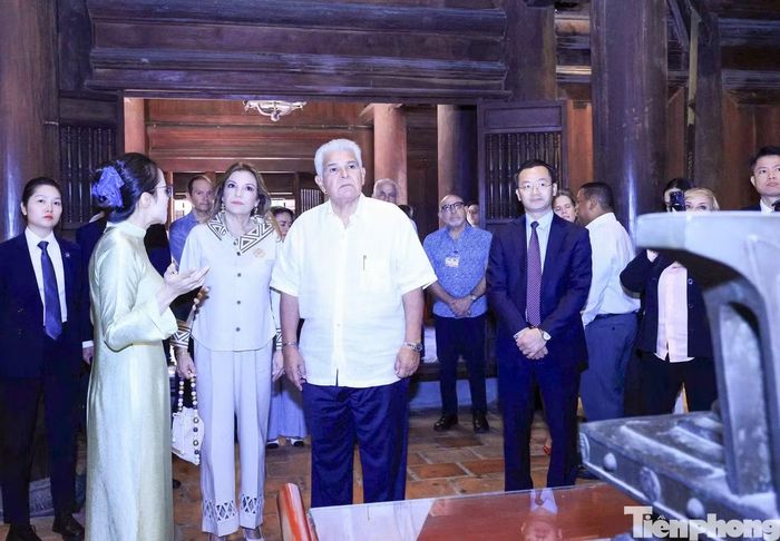 Tổng thống Panama và Phu nhân tìm hiểu về ngôi trường đại học đầu tiên của Việt Nam. Ảnh: Như Ý