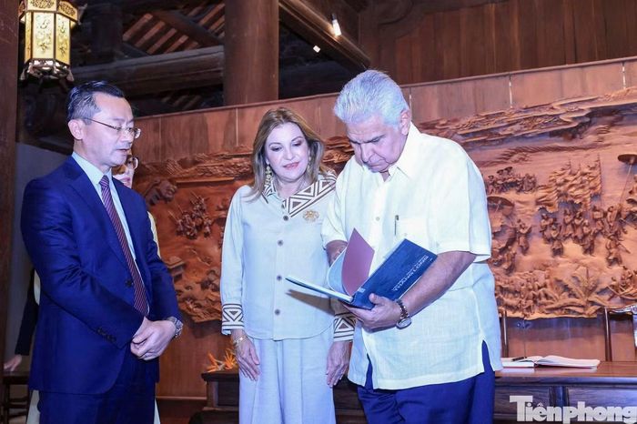 Tổng thống Panama xem sách giới thiệu về khu di tích. Ảnh: Như Ý