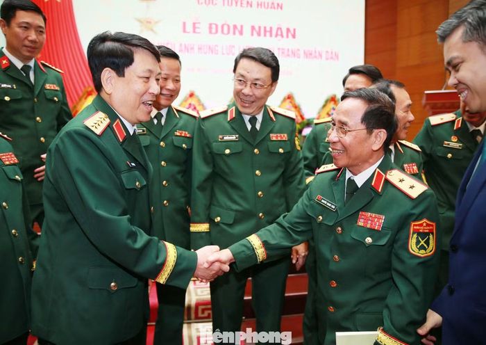 Nguyên Chủ tịch nước Lương Cường trò chuyện với các đại biểu tham dự buổi lễ.
