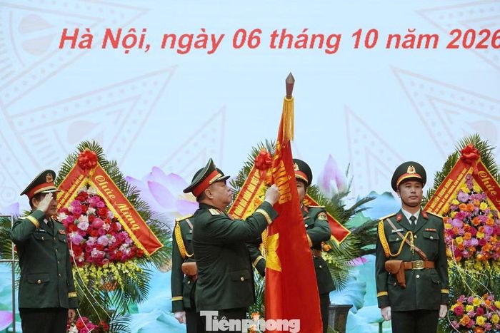 Thừa ủy quyền của Chủ tịch nước, Đại tướng Nguyễn Trọng Nghĩa trao danh hiệu Anh hùng Lực lượng vũ trang nhân dân tặng Cục Tuyên huấn.