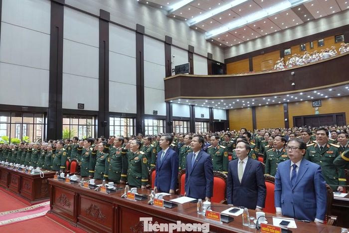 Đại biểu tham dự chương trình làm lễ chào cờ.