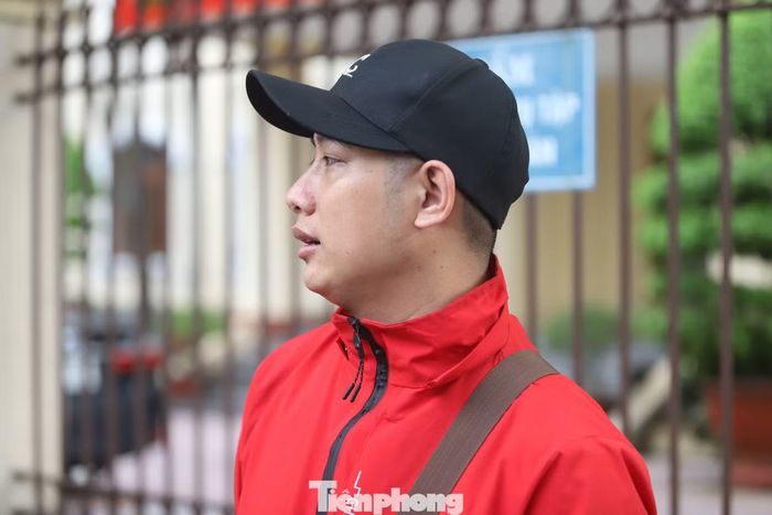 Anh Nam, ngụ TPHCM, cho biết bản thân rất phẫn nộ trước hành vi của hung thủ và muốn trực tiếp theo dõi phiên tòa để biết mức án dành cho bị cáo. “Tôi thương anh Quang và gia đình nạn nhân. Không có gì có thể bù đắp được những mất mát mà gia đình đã chịu. Tôi mong bị cáo nhận mức án thích đáng với hành vi của mình”, anh Nam nói.
