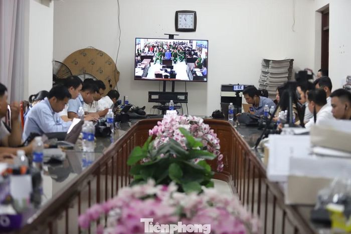 Phóng viên được bố trí phòng tác nghiệp riêng, có kết nối trực tiếp với phòng xử án, phục vụ việc theo dõi và đưa tin phiên tòa.