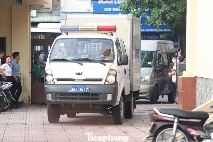 Xe chở bị cáo Nguyễn Đức Anh đến khu vực TAND TP Đồng Nai.