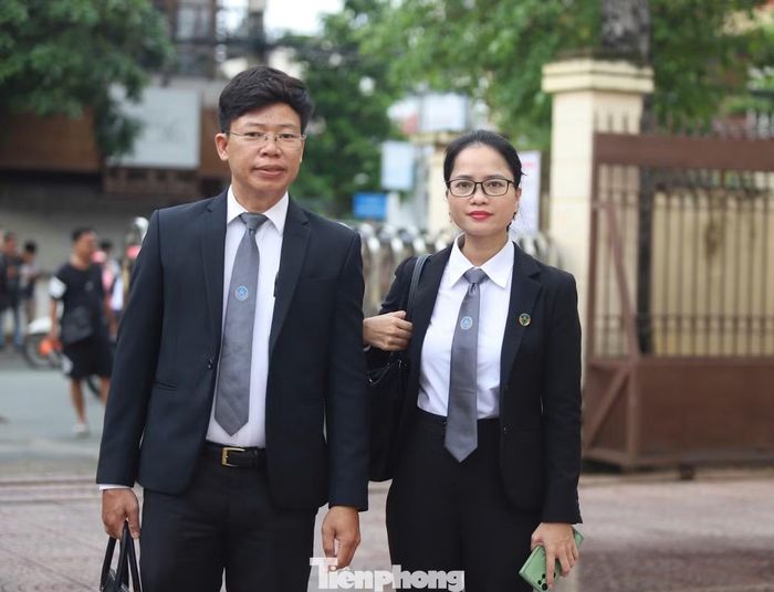 Luật sư Đỗ Ngọc Thanh và luật sư Đậu Thị Quyên, người bảo vệ quyền và lợi ích hợp pháp cho gia đình các bị hại, có mặt từ sớm tại TAND TP Đồng Nai để tham dự phiên tòa.