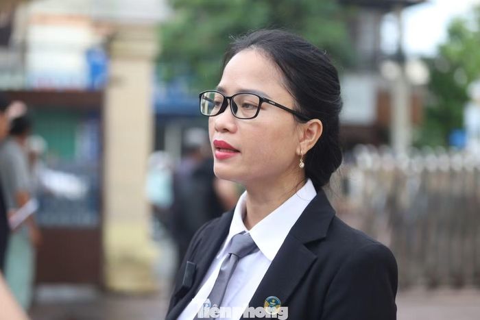 Luật sư Đậu Thị Quyên, người bảo vệ quyền và lợi ích hợp pháp cho gia đình các bị hại, cho biết sau 33 ngày xảy ra vụ án, gia đình bị hại vẫn chưa nhận được lời xin lỗi, thăm hỏi hay bồi thường từ phía gia đình bị cáo. Theo luật sư, đây là vụ án đặc biệt nghiêm trọng, hậu quả rất lớn. Việc thăm hỏi, động viên gia đình bị hại không bị pháp luật cấm, kể cả khi bị cáo đang bị tạm giam. “Đây không chỉ là trách nhiệm về mặt đạo lý mà còn liên quan đến trách nhiệm pháp lý. Tại phiên tòa, tôi sẽ trình bày các yêu cầu của gia đình bị hại về bồi thường thiệt hại”.