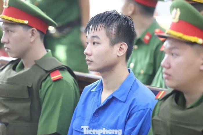 Khoảng 8 giờ 25, phiên tòa bắt đầu với phần thủ tục. HĐXX tiến hành kiểm tra căn cước bị cáo Nguyễn Đức Anh. Tại tòa, bị cáo khai có trình độ học vấn lớp 11, nghề nghiệp tự do.