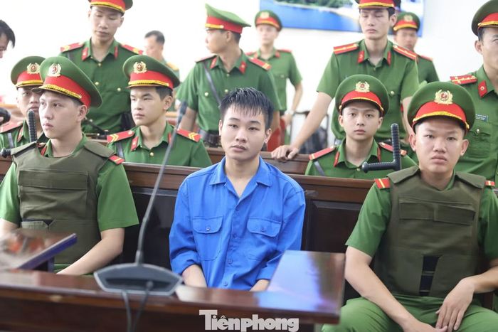  An ninh bên trong phòng xét xử được thắt chặt, lực lượng chức năng kiểm soát chặt chẽ người ra vào nhằm bảo đảm an toàn cho phiên tòa. 