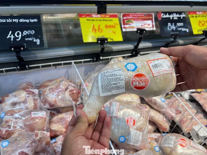 Thịt gà đông lạnh nhập khẩu bán ở siêu thị có giá rất rẻ
