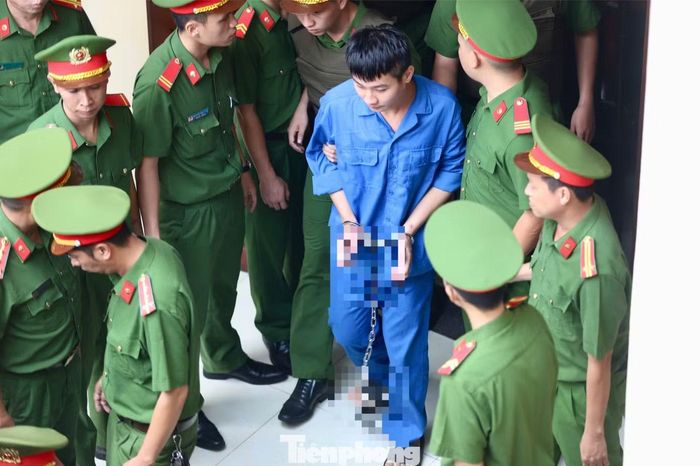 Nguyễn Đức Anh được dẫn giải ra khỏi phiên tòa