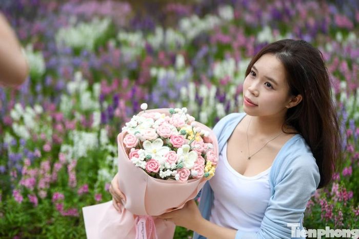 Một nhóm bạn thay nhau tạo dáng bên dải hoa.