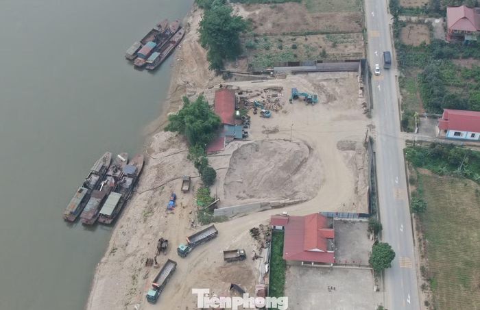 Điểm tập kết cát tại xã Trấn Yên của Hợp tác xã khai thác sản xuất dịch vụ vật liệu xây dựng Hợp Nhất.
