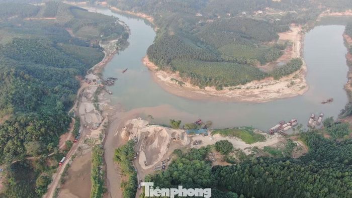Trong 9 mỏ cát, sỏi được phép hoạt động trở lại đợt này chủ yếu tập trung trên sông Hồng. (Ảnh trên là một mỏ hoạt động trên sông Chảy, tại xã Khánh Hoá, tỉnh Lào Cai).