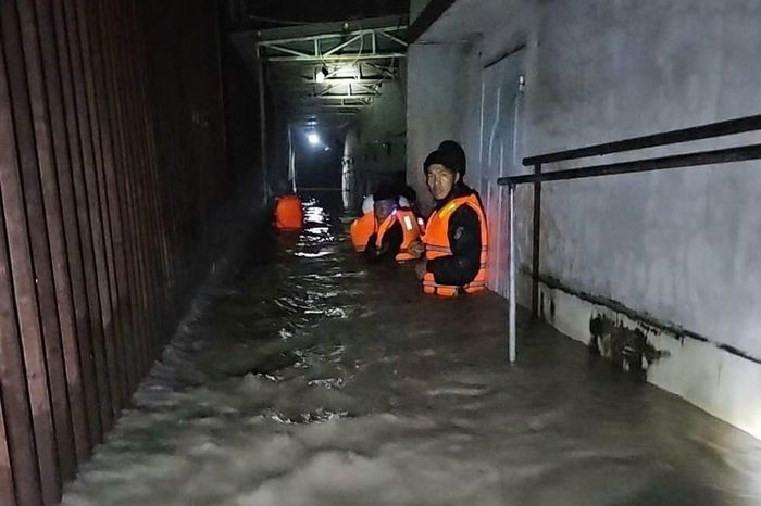 31 hộ dân với 113 nhân khẩu được đưa đến nơi an toàn sau khi nước ở thượng nguồn đổ về, chảy xiết khiến dân lo lắng.