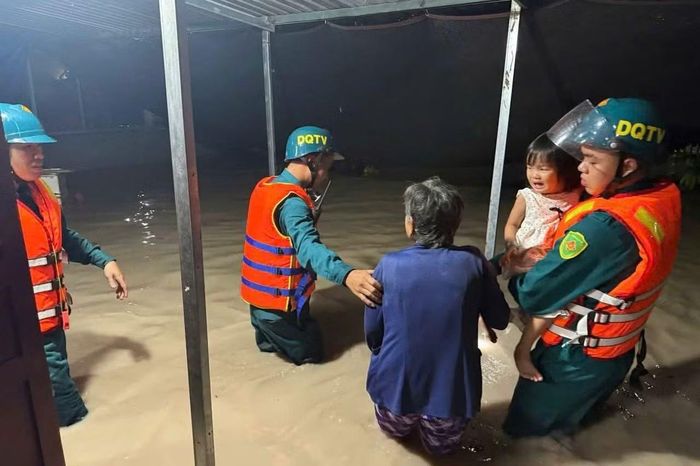 Lực lượng chức năng đưa người dân vào nơi an toàn.