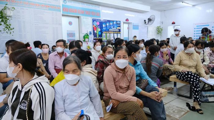 Người dân chờ khám chữa bệnh tại Bệnh viện Ung bướu Cần Thơ.