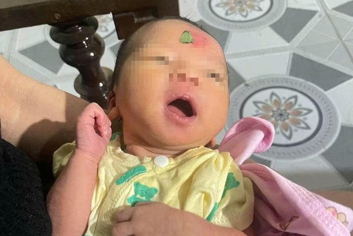 Bé gái sơ sinh được phát hiện trước cổng nhà dân.