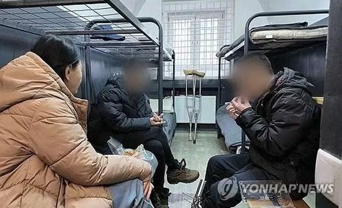 Hai binh sĩ Triều Tiên gặp nhà sản xuất Hàn Quốc tại khu trại ở Ukraine, tháng 10/2025. (Ảnh: Yonhap)