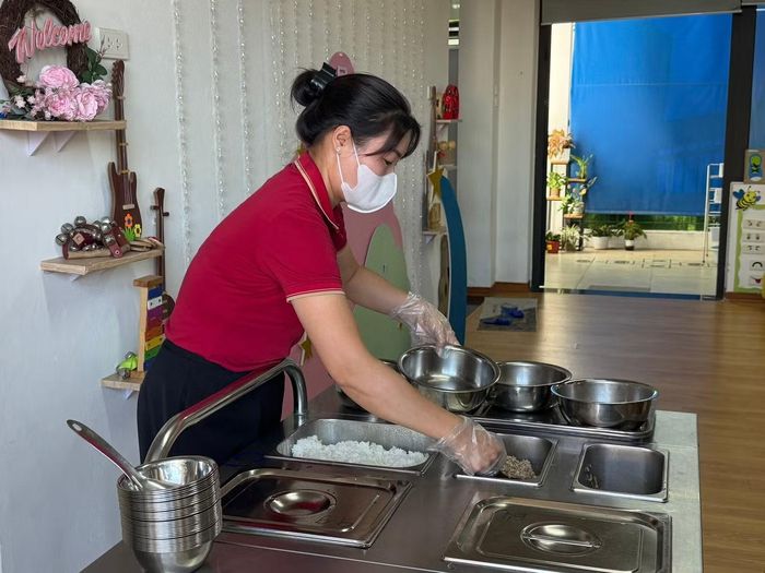 Cô Hà chia cơm cho học sinh trước giờ ăn