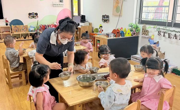 Lớp có khoảng 40 trẻ do hai cô giáo phụ trách dạy học và chăm sóc