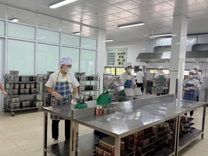 Nhưng mỗi điểm trường có một bếp ăn, cán bộ quản lý giảm sẽ khó khăn trong giám sát, quản lý.