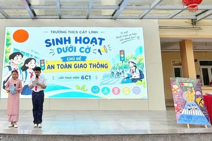 Học sinh trường THCS Cát Linh (Hà Nội) trong hoạt động sinh hoạt tuyên truyền về an toàn giao thông.