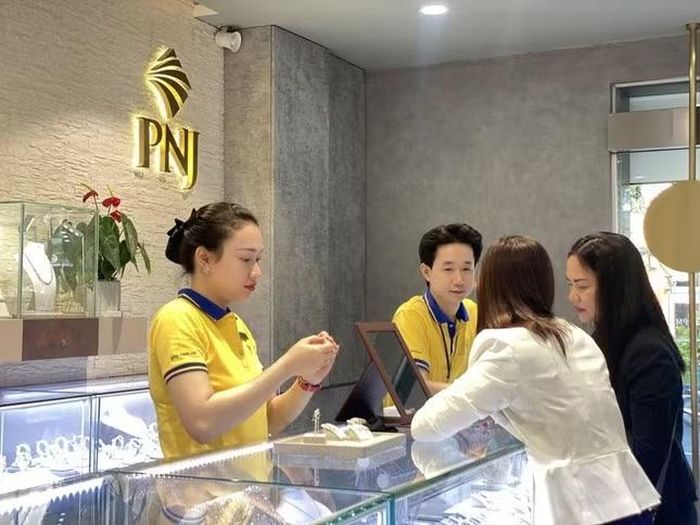 Cổ phiếu PNJ giảm gần 50% trong tháng qua.