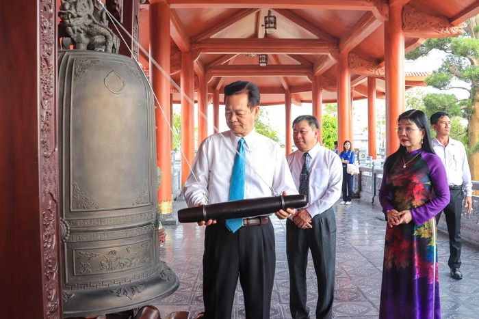 Nguyên Thủ tướng Nguyễn Tấn Dũng thỉnh chuông tưởng niệm tại Đền tưởng niệm Anh hùng liệt sĩ và Người có công tỉnh An Giang. Ảnh: Phương Vũ.