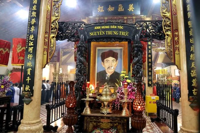  Anh hùng dân tộc Nguyễn Trung Trực là một trong những thủ lĩnh tiêu biểu của phong trào kháng Pháp ở Nam Bộ nửa cuối thế kỷ XIX. Tên tuổi của ông gắn với tinh thần yêu nước, ý chí kiên cường chống giặc ngoại xâm và trở thành biểu tượng của chủ nghĩa anh hùng dân tộc. 