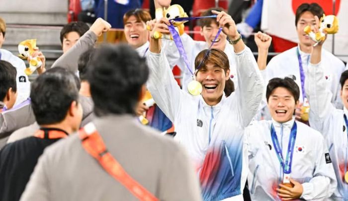 Các thành viên U23 Hàn Quốc trong lễ nhận huy chương vàng Asiad 2026