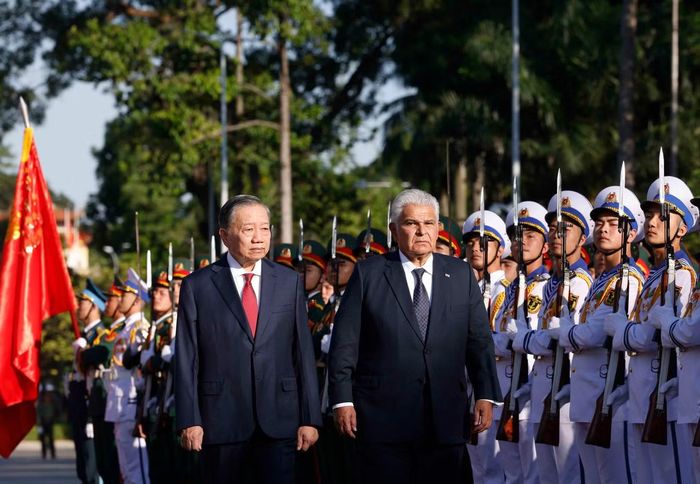 Tổng Bí thư, Chủ tịch nước Tô Lâm và Tổng thống Panama duyệt đội danh dự. Ảnh: TTXVN