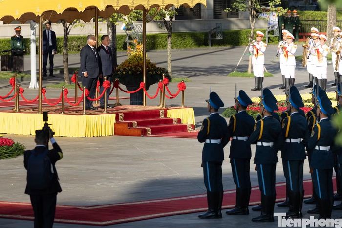Tổng Bí thư, Chủ tịch nước Tô Lâm và Tổng thống Panama đứng trên bục danh dự trong lễ chào cờ. Ảnh: Như Ý
