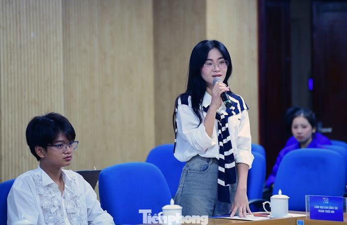 Ca sỹ Hà MyO - một trong những giọng ca tại Đại nhạc hội Thanh niên, chia sẻ tại chương trình. Ảnh: Xuân Tùng