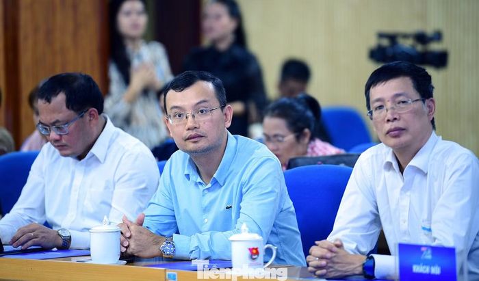 Đại biểu tham dự chương trình. (Trong ảnh là nhà báo Nguyễn Ngọc Tiến - Phó Tổng Biên tập Báo Tiền Phong, nhà báo Trần Việt Hưng - Phó Tổng Biên tập Báo Thanh niên). Ảnh: Xuân Tùng