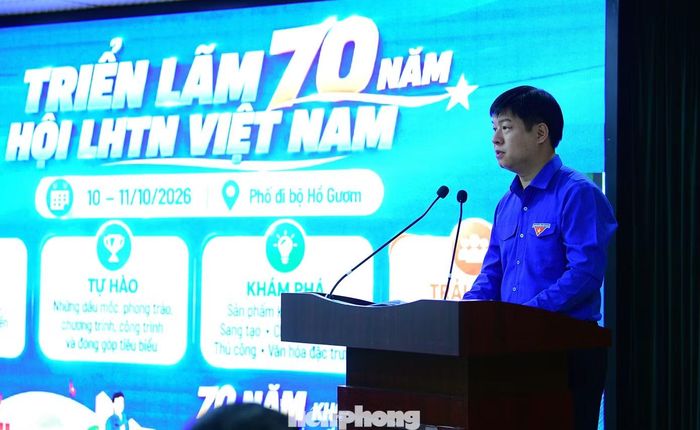 Anh Lê Hải Long thông tin về chuỗi hoạt động kỷ niệm 70 năm Ngày truyền thống Hội LHTN Việt Nam. Ảnh: Xuân Tùng