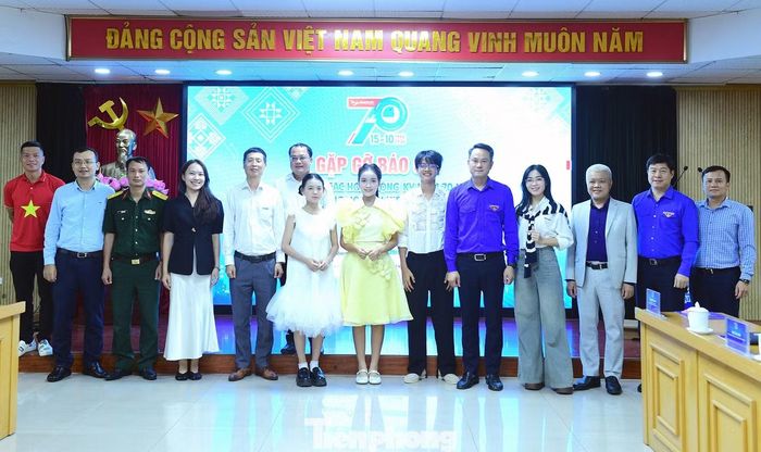 Lãnh đạo T.Ư Hội LHTN Việt Nam, đại biểu và thanh niên tiêu biểu tại chương trình. Ảnh: Xuân Tùng