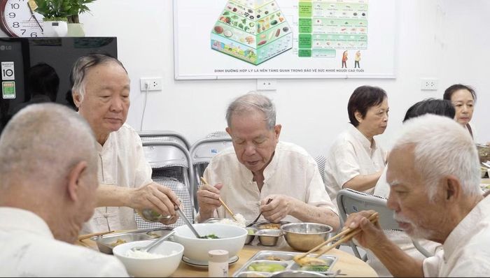Ông Trần Xuân Song cùng các bạn già ăn trưa tại cơ sở chăm sóc ban ngày phường Tây Hồ.