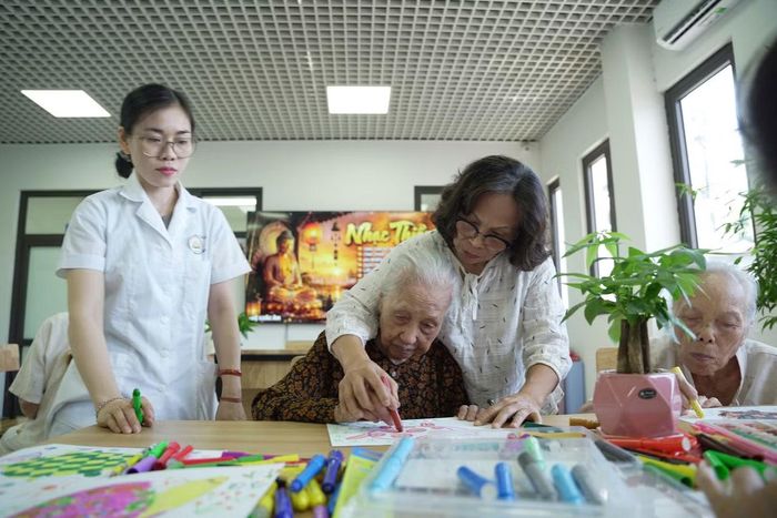 Với quy mô 20 giường bệnh kết hợp phòng trị liệu và khu sinh hoạt chung, cơ sở chăm sóc người cao tuổi ban ngày phường Tây Hồ luôn trong tình trạng kín chỗ từ ngày đi vào vận hành.
