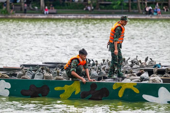Cầu phao và các phương tiện nổi được sử dụng để tạo mặt bằng phục vụ vận chuyển, lắp đặt và cố định hệ thống pháo.