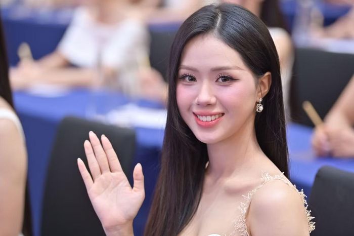  Thí sinh khoe sắc trong họp báo. Ảnh: Dương Triều. 