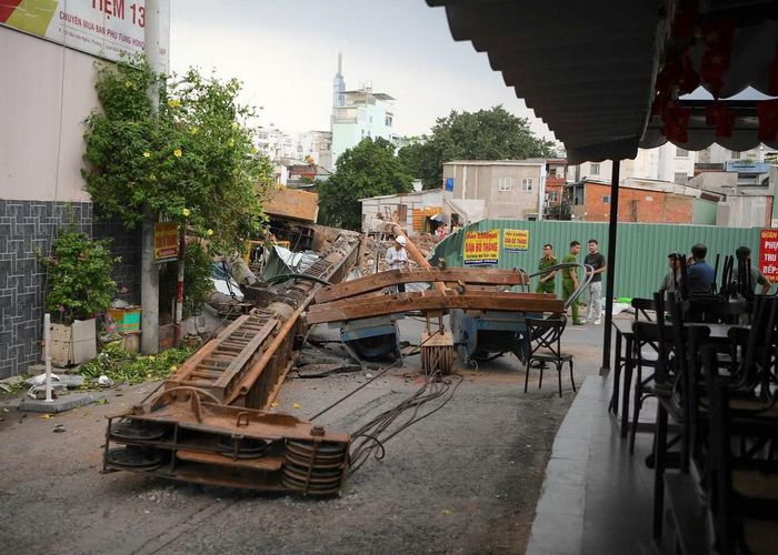 Lực lượng chức năng địa phương cùng các đơn vị liên quan có mặt, phối hợp xử lý hiện trường vụ việc. Ảnh: N.D