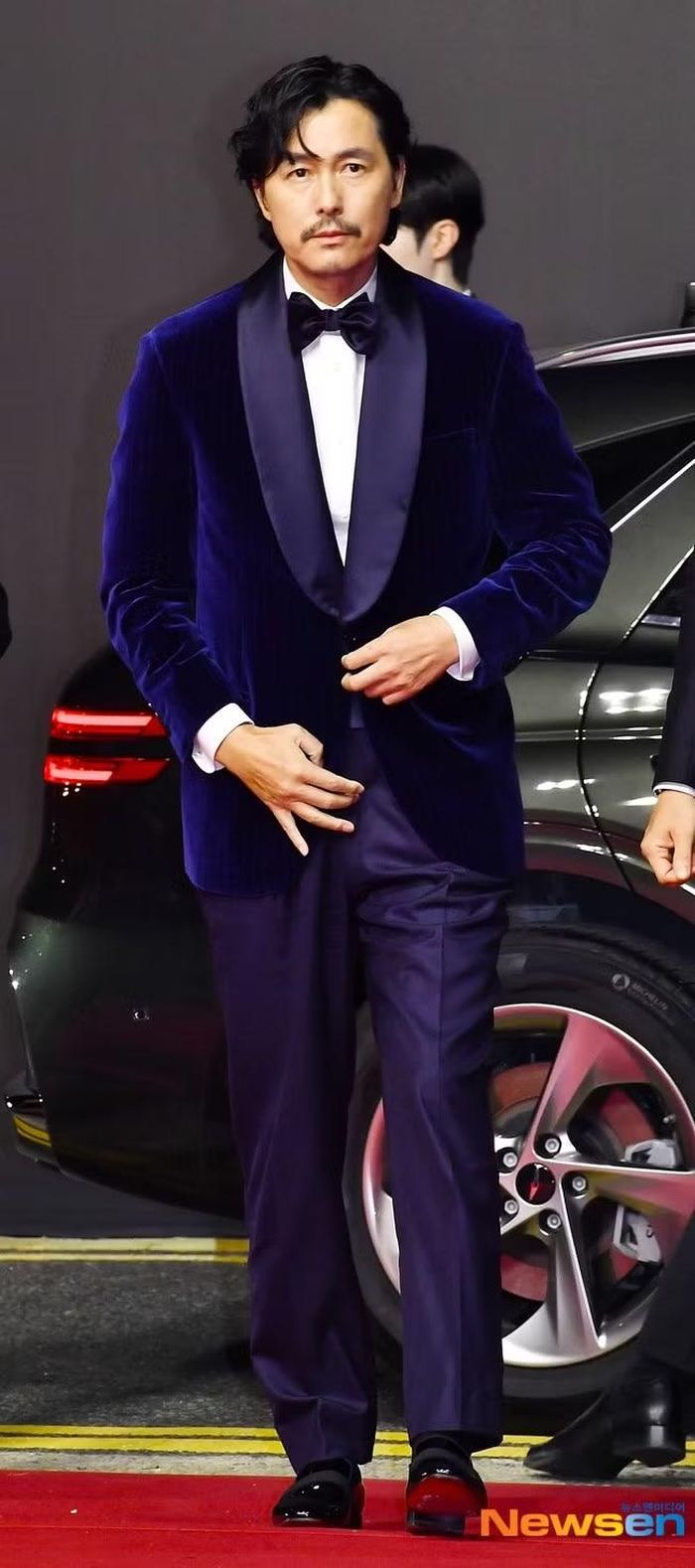 Jung Woo Sung lại mang vẻ phong trần, từng trải.