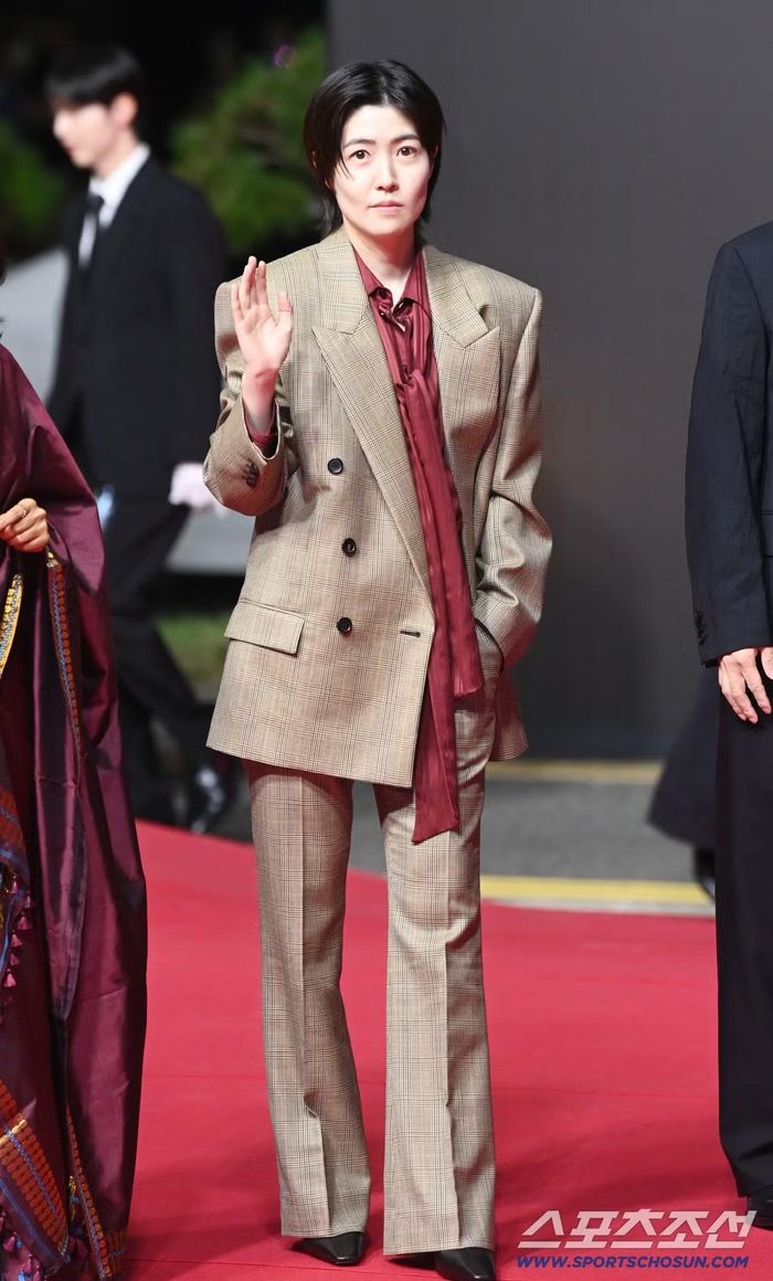 Shim Eun Kyung chọn phong cách menswear.