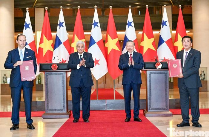 Hai nhà lãnh đạo chứng kiến lễ ký các văn kiện hợp tác. Ảnh: Như Ý