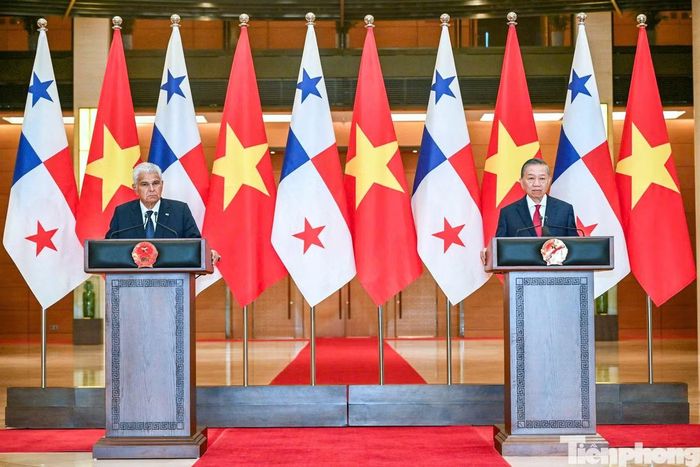 Tổng Bí thư, Chủ tịch nước Tô Lâm và Tổng thống Panama José Raúl Mulino tại cuộc gặp báo chí. Ảnh: Như Ý